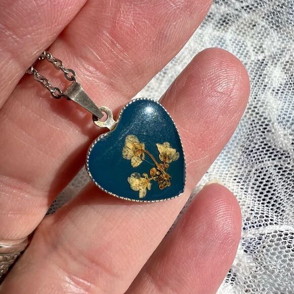 Vintage Dried Flowers Heart Pendant Necklace - Picture 2 of 9